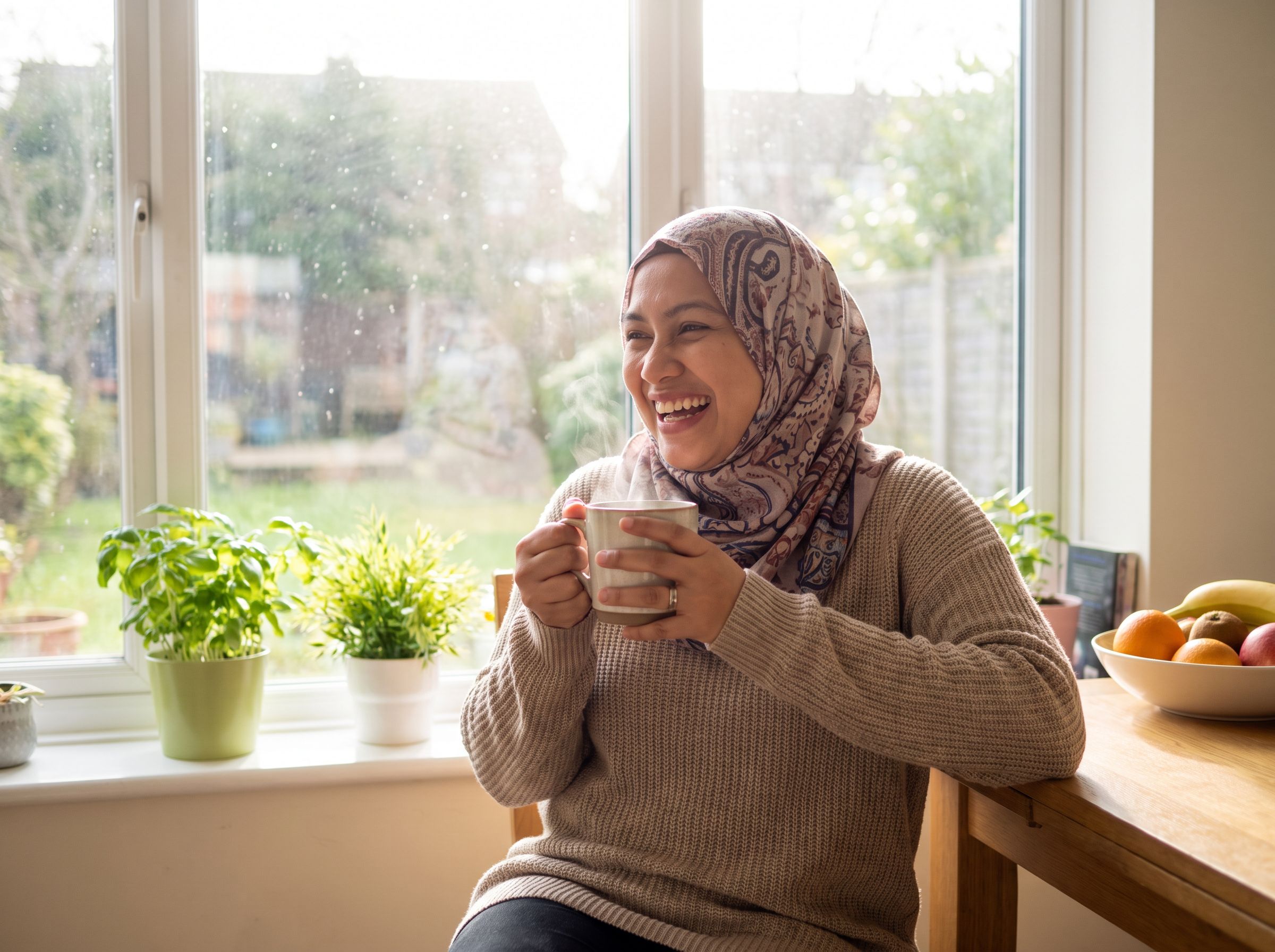 Wanita segar minum kopi pagi